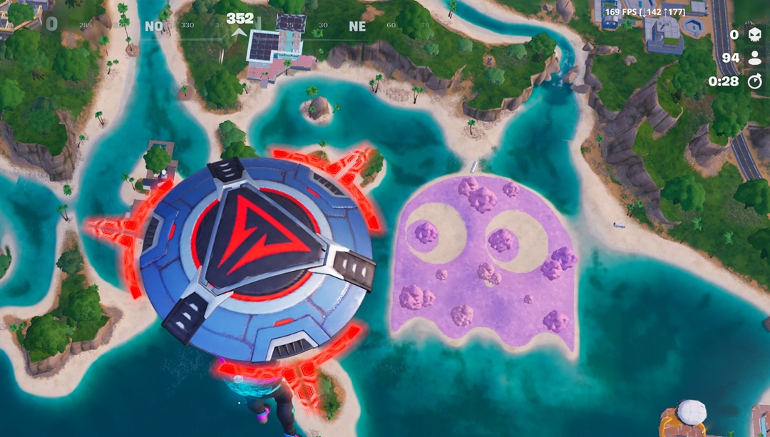 Isla rosa con forma de fantasma de Pac-Man vista desde el aire en Fortnite